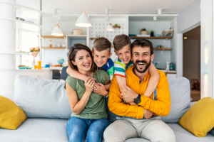 Familia sonriendo unida con los seguros de Boomerang Brokers